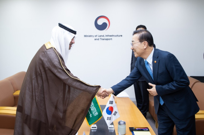 ▲김윤덕 국토교통부 장관(오른쪽)이 마제드 알 호가일(Majed Al-Hogail) 사우디 지방자치주택부 장관과 악수하고 있다. (사진제공=국토교통부)