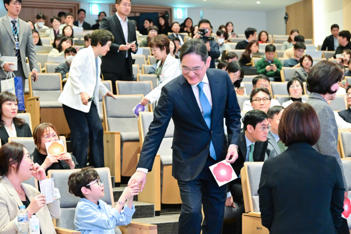 ▲이재용 삼성전자 회장이 지난해 10월 21일 서울대어린이병원에서 열린 '이건희 소아암ㆍ희귀질환 극복사업, 함께 희망을 열다, 미래를 열다' 행사에 참석해 환아와 인사를 나누고 있다.  (사진제공=삼성전자)