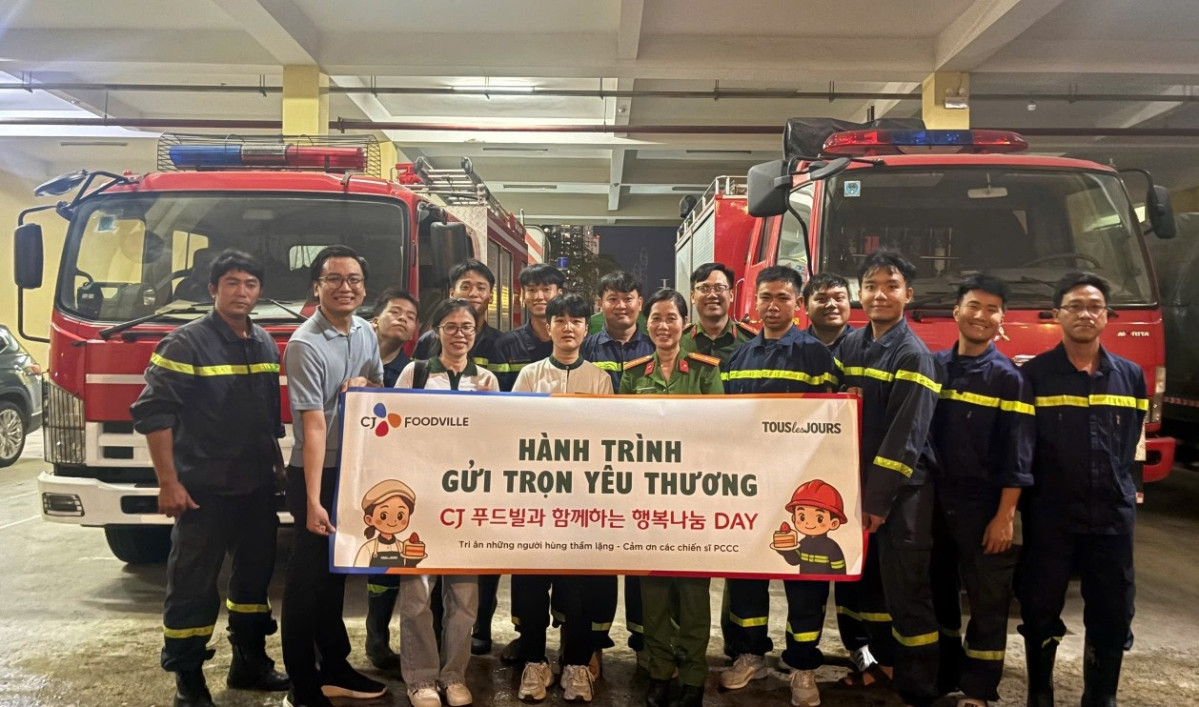 ▲CJ푸드빌 뚜레쥬르 베트남 임직원들이 현지 소방·구조 경찰 대상 봉사활동을 전개하고 있다. (사진제공=CJ푸드빌)