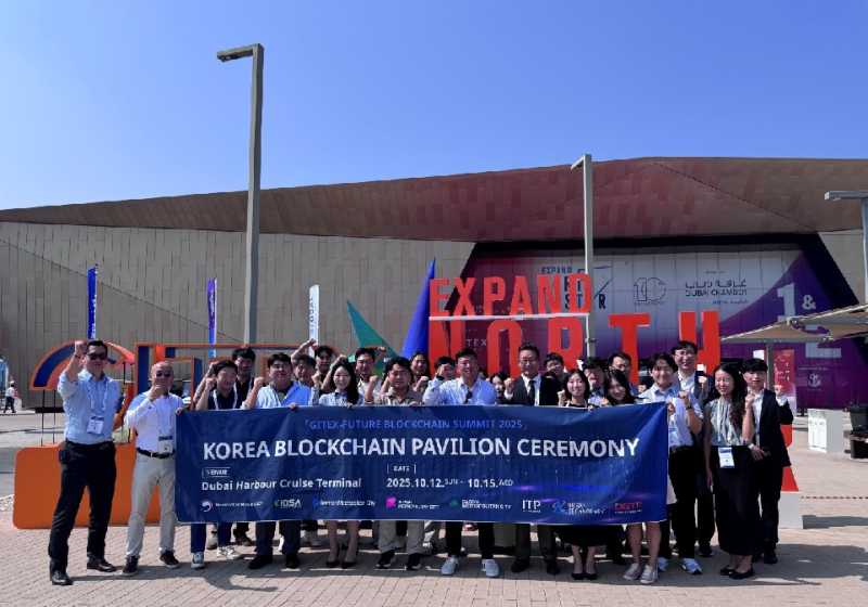 ▲지텍스 2025(Expand North Star & GITEX Global)’에 참가한 참여자들이 기념사진을 찍고 있다.  (사진제공=피엠그로우 )