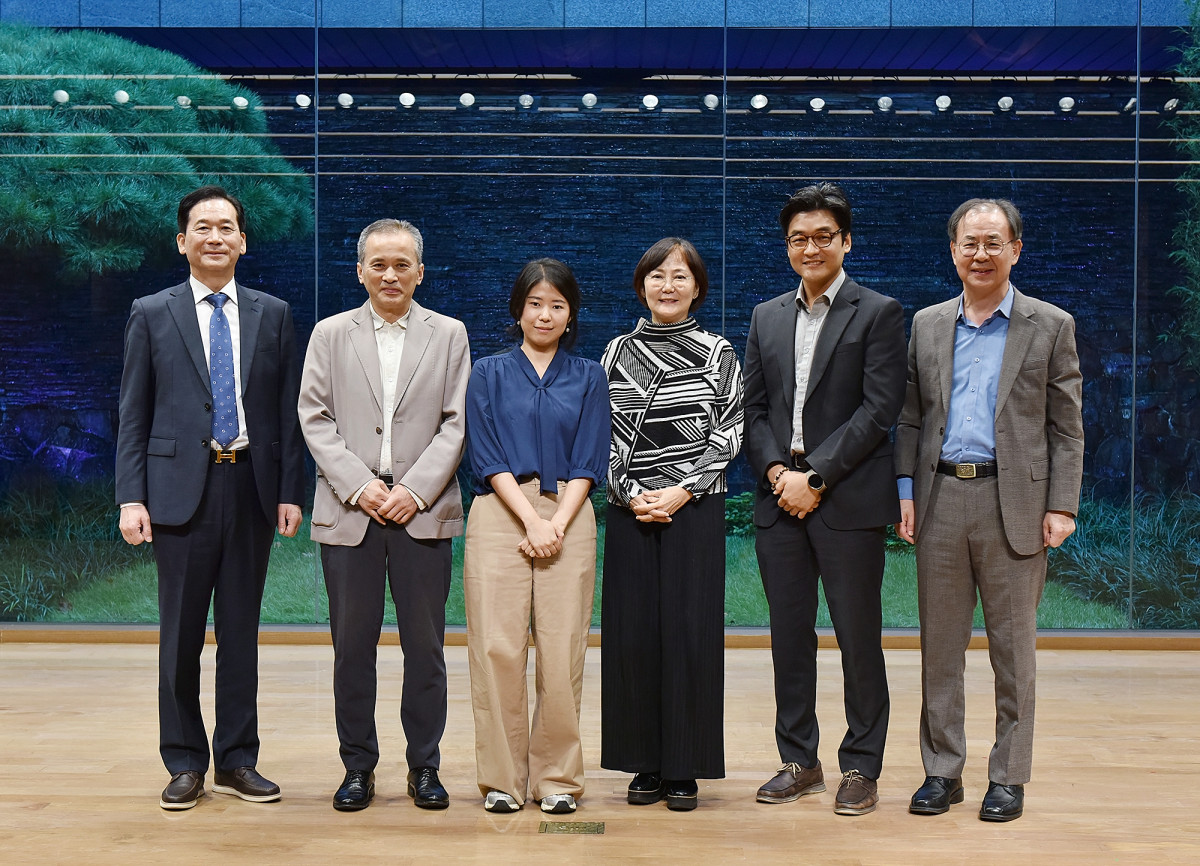 ▲10월 17일 서울 종로구 교보생명빌딩 대산홀에서 열린 '2025 교육심포지엄'에서 대담자들이 기념촬영을 하고 있다. 사진 왼쪽부터 최화정 교보교육재단 이사장, 김찬호 성공회대 교양학부 교수, 김미소 듣는연구소협동조합 연구원, 정민승 한국방송통신대 교육학과 교수, 엄성우 서울대 윤리교육과 교수, 정창우 서울대 윤리교육과 교수 (제공 교보생명)