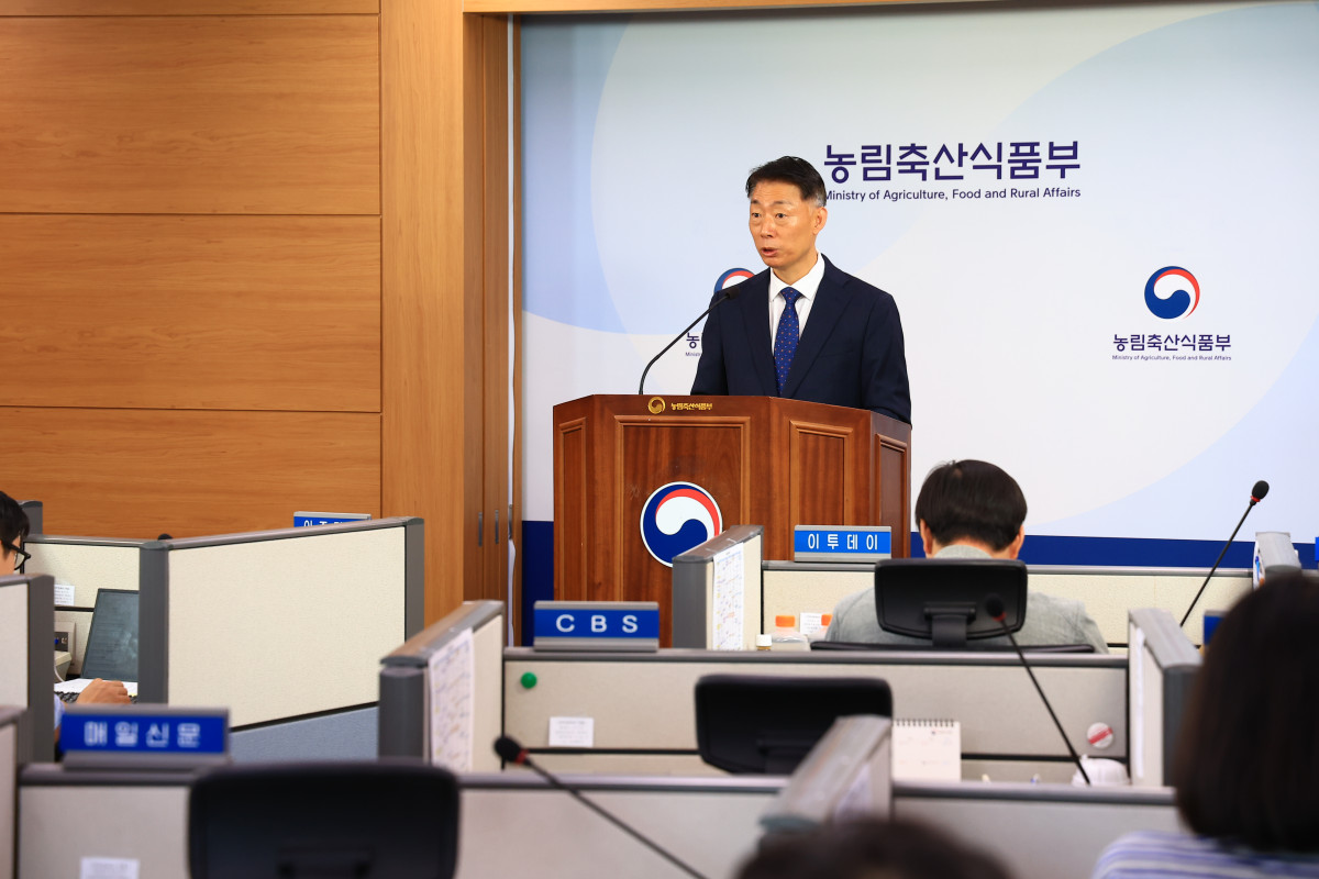 ▲박성우 농림축산식품부 농촌정책국장이 20일 정부세종청사 농식품부 기자실에서 '농어촌 기본소득 시범사업' 공모 결과를 발표하고 있다. (사진제공=농림축산식품부)