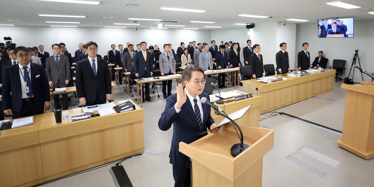 ▲20일 오전 경기도청 4층 율곡홀에서 열린 2025 국토교통위원회 국정감사에서 김동연 경기도지사가 증인 선서를 하고있다. (경기도)