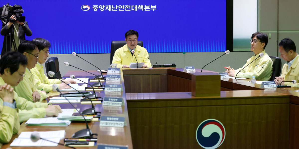 ▲윤호중 중앙재난안전대책본부장(행정안전부 장관)이 20일 오전 서울 종로구 정부서울청사 서울상황센터에서 열린 국가정보자원관리원(국정자원) 행정정보시스템 화재 관련 중앙재난안전대책본부(중대본) 회의에 참석해 발언하고 있다. (뉴시스)