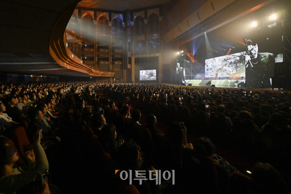 ▲18일 서울 동대문구 경희대 평화의전당에서 열린 비바 브라보 콘서트에서 가수 이적이 공연을 펼치고 있다. 비바 브라보 콘서트는 '브라보 마이 라이프'가 브라보 컬쳐 프로젝트의 기획으로 처음 선보이는 공연으로 시니어 문화예술 시장을 겨냥한 프리미엄 공연으로 기획됐다. 브라보 컬쳐 프로젝트는 50세 이상 꽃중년 세대를 위해 기획된 프리미엄 문화 브랜드다. 이번 콘서트에는 한국 대중음악계를 대표하는 박정현, 김연우, 박기영, 이적 등 아티스트들이 출연해 각자의 히트곡과 라이브 무대를 선보였다. 조현호 기자 hyunho@ (이투데이DB)