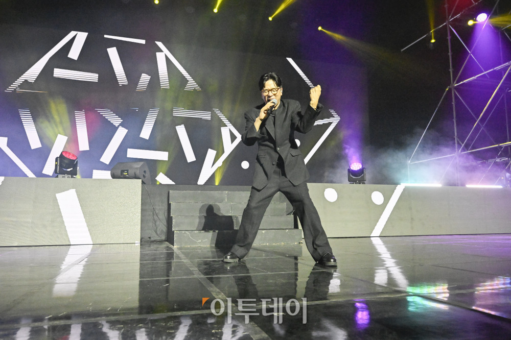 ▲18일 서울 동대문구 경희대 평화의전당에서 열린 비바 브라보 콘서트에서 가수 이적이 공연을 펼치고 있다. 비바 브라보 콘서트는 '브라보 마이 라이프'가 브라보 컬쳐 프로젝트의 기획으로 처음 선보이는 공연으로 시니어 문화예술 시장을 겨냥한 프리미엄 공연으로 기획됐다. 브라보 컬쳐 프로젝트는 50세 이상 꽃중년 세대를 위해 기획된 프리미엄 문화 브랜드다. 이번 콘서트에는 한국 대중음악계를 대표하는 박정현, 김연우, 박기영, 이적 등 아티스트들이 출연해 각자의 히트곡과 라이브 무대를 선보였다. 조현호 기자 hyunho@ (이투데이DB)