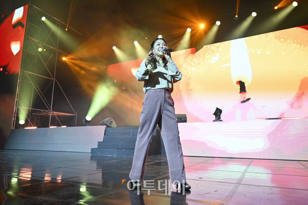 ▲18일 서울 동대문구 경희대 평화의전당에서 열린 비바 브라보 콘서트에서 가수 박정현이 공연을 펼치고 있다. 비바 브라보 콘서트는 '브라보 마이 라이프'가 브라보 컬쳐 프로젝트의 기획으로 처음 선보이는 공연으로 시니어 문화예술 시장을 겨냥한 프리미엄 공연으로 기획됐다. 브라보 컬쳐 프로젝트는 50세 이상 꽃중년 세대를 위해 기획된 프리미엄 문화 브랜드다. 이번 콘서트에는 한국 대중음악계를 대표하는 박정현, 김연우, 박기영, 이적 등 아티스트들이 출연해 각자의 히트곡과 라이브 무대를 선보였다. 조현호 기자 hyunho@ (이투데이DB)