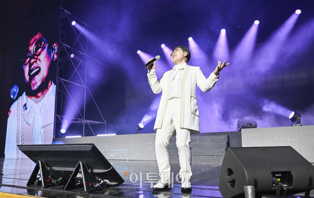 ▲18일 서울 동대문구 경희대 평화의전당에서 열린 비바 브라보 콘서트에서 가수 김연우가 공연을 펼치고 있다. 비바 브라보 콘서트는 '브라보 마이 라이프'가 브라보 컬쳐 프로젝트의 기획으로 처음 선보이는 공연으로 시니어 문화예술 시장을 겨냥한 프리미엄 공연으로 기획됐다. 브라보 컬쳐 프로젝트는 50세 이상 꽃중년 세대를 위해 기획된 프리미엄 문화 브랜드다. 이번 콘서트에는 한국 대중음악계를 대표하는 박정현, 김연우, 박기영, 이적 등 아티스트들이 출연해 각자의 히트곡과 라이브 무대를 선보였다. 조현호 기자 hyunho@ (이투데이DB)