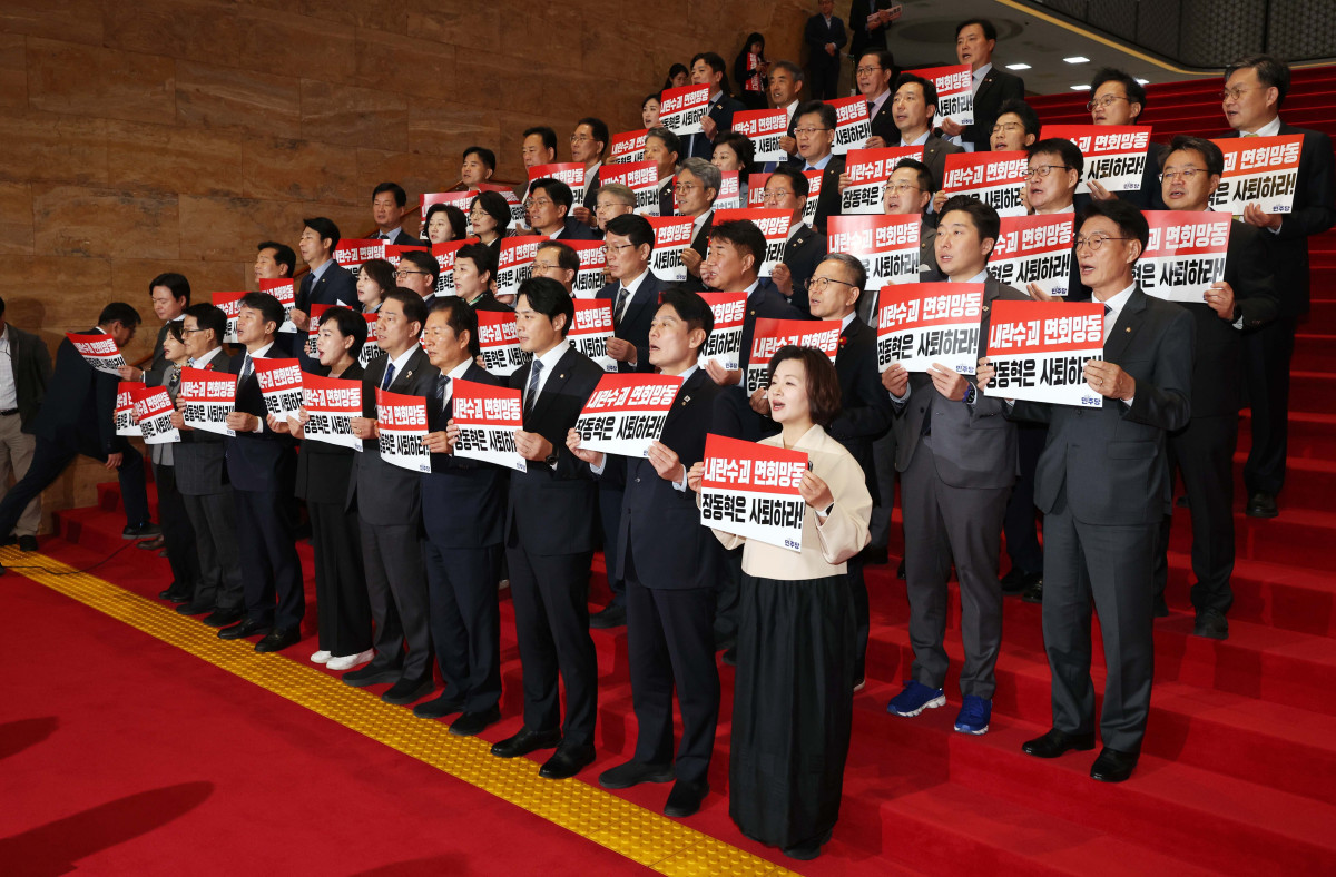 ▲정청래 더불어민주당 대표와 김병기 원내대표를 비롯한 민주당 의원들이 20일 서울 여의도 국회에서 윤석열 전 대통령을 면회한 장동혁 국민의힘 대표를 규탄하며 구호를 외치고 있다. 신태현 기자 holjjak@