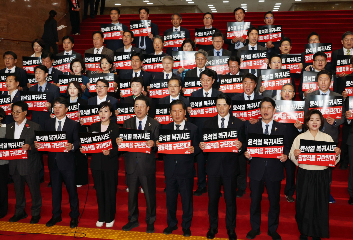 ▲정청래 더불어민주당 대표와 김병기 원내대표를 비롯한 민주당 의원들이 20일 서울 여의도 국회에서 윤석열 전 대통령을 면회한 장동혁 국민의힘 대표를 규탄하며 구호를 외치고 있다. 신태현 기자 holjjak@