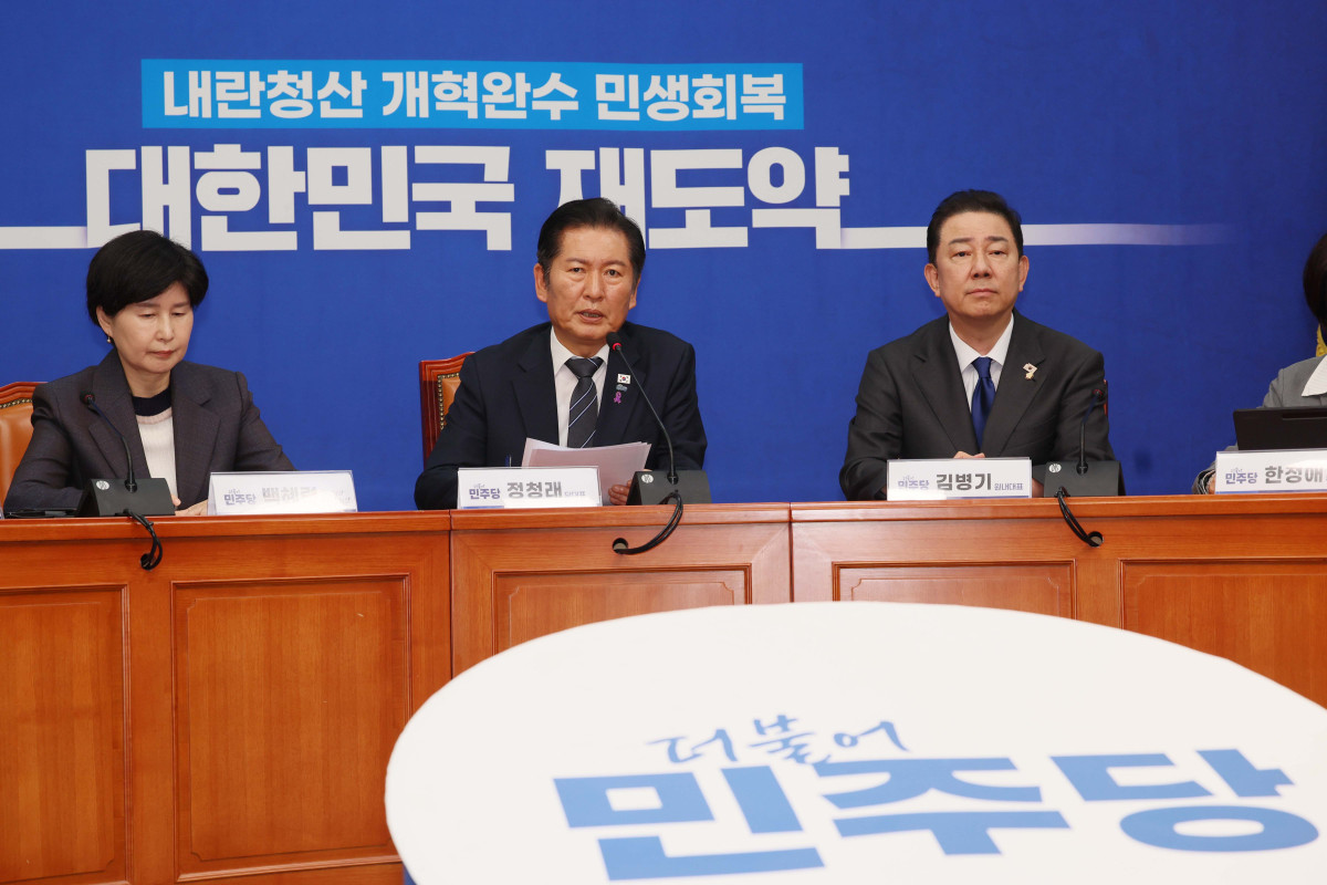 ▲정청래 더불어민주당 대표가 20일 서울 여의도 국회에서 열린 민주당 사법개혁특별위원회의 사법개혁안 발표에 앞서 발언하고 있다. 신태현 기자 holjjak@