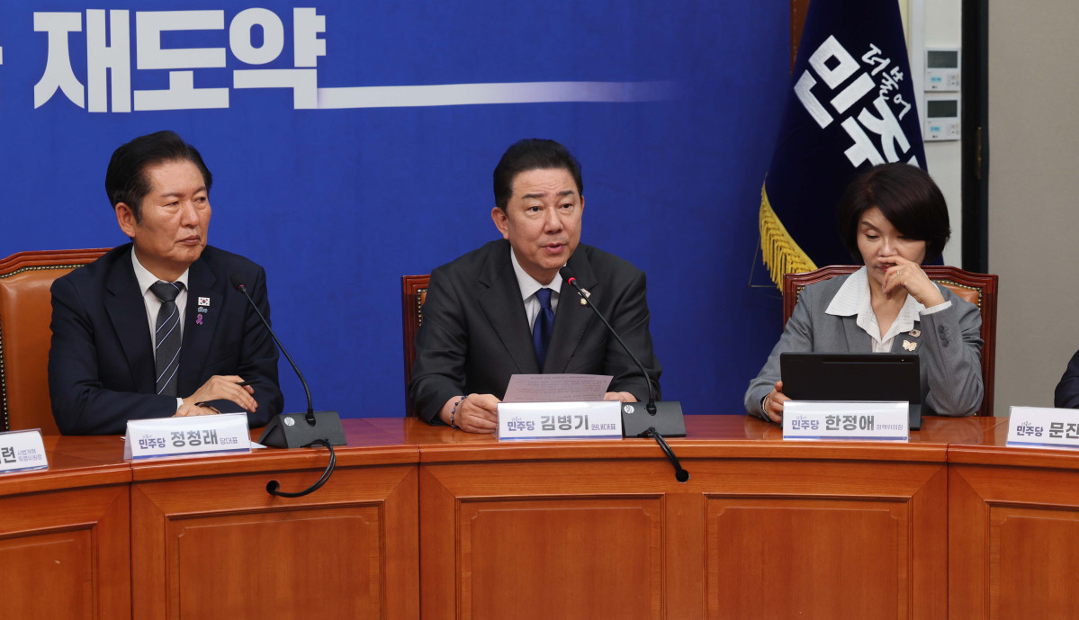 ▲김병기 더불어민주당 원내대표가 20일 서울 여의도 국회에서 열린 민주당 사법개혁특별위원회의 사법개혁안 발표에 앞서 발언하고 있다. 신태현 기자 holjjak@