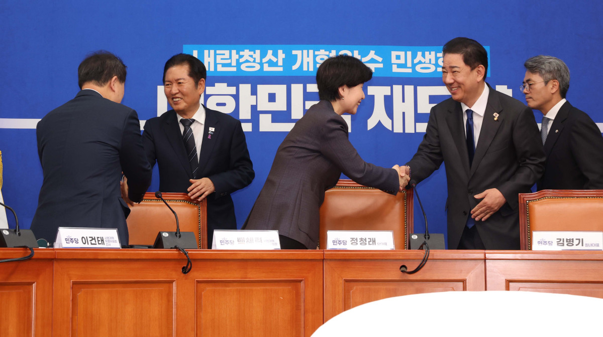 ▲정청래 더불어민주당 대표와 김병기 원내대표가 20일 서울 여의도 국회에서 열린 민주당 사법개혁특별위원회의 사법개혁안 발표에 참석하며 백혜련 사개특위 위원장 등과 인사하고 있다. 신태현 기자 holjjak@