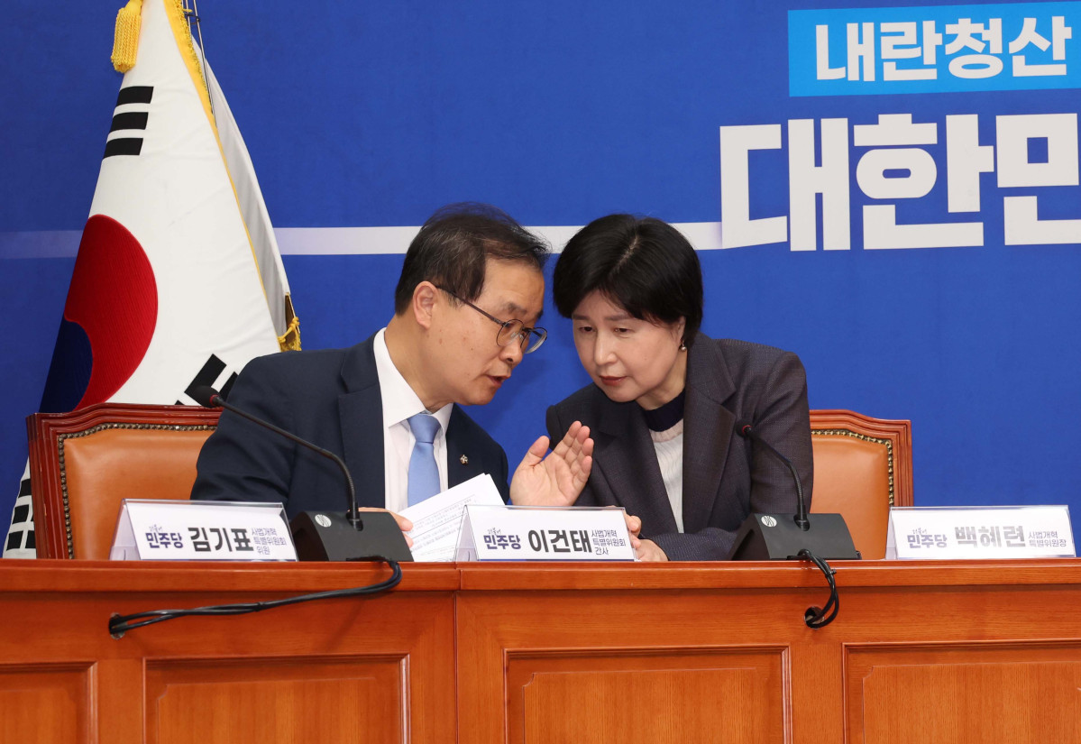 ▲백혜련(오른쪽) 더불어민주당 사법개혁특별위원회 위원장과 이건태 사개특위 간사가 20일 서울 여의도 국회에서 사법개혁안 발표에 앞서 대화하고 있다. 신태현 기자 holjjak@