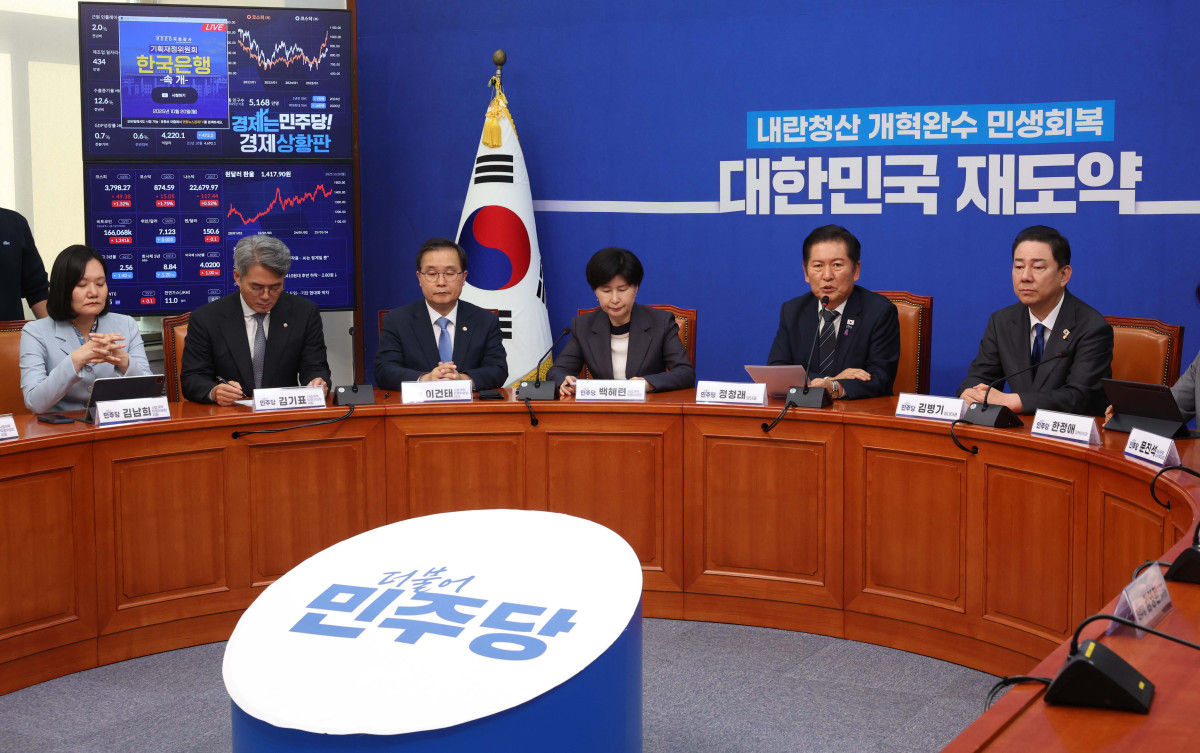 ▲정청래 더불어민주당 대표가 20일 서울 여의도 국회에서 열린 민주당 사법개혁특별위원회의 사법개혁안 발표에 앞서 발언하고 있다. 신태현 기자 holjjak@