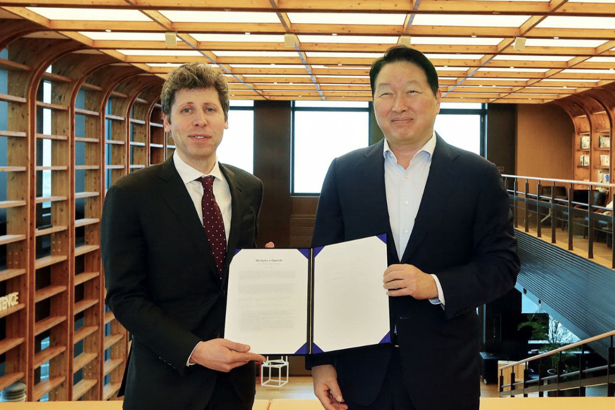 ▲최태원 SK그룹 회장과 샘 올트먼 오픈AI 최고경영자(CEO)가 1일 서울 종로구 SK서린빌딩에서 메모리 공급 의향서(LOI)와 서남권 AI DC 협력에 관한 양해각서(MOU)를 체결한 뒤 기념촬영하고 있다. (뉴시스)