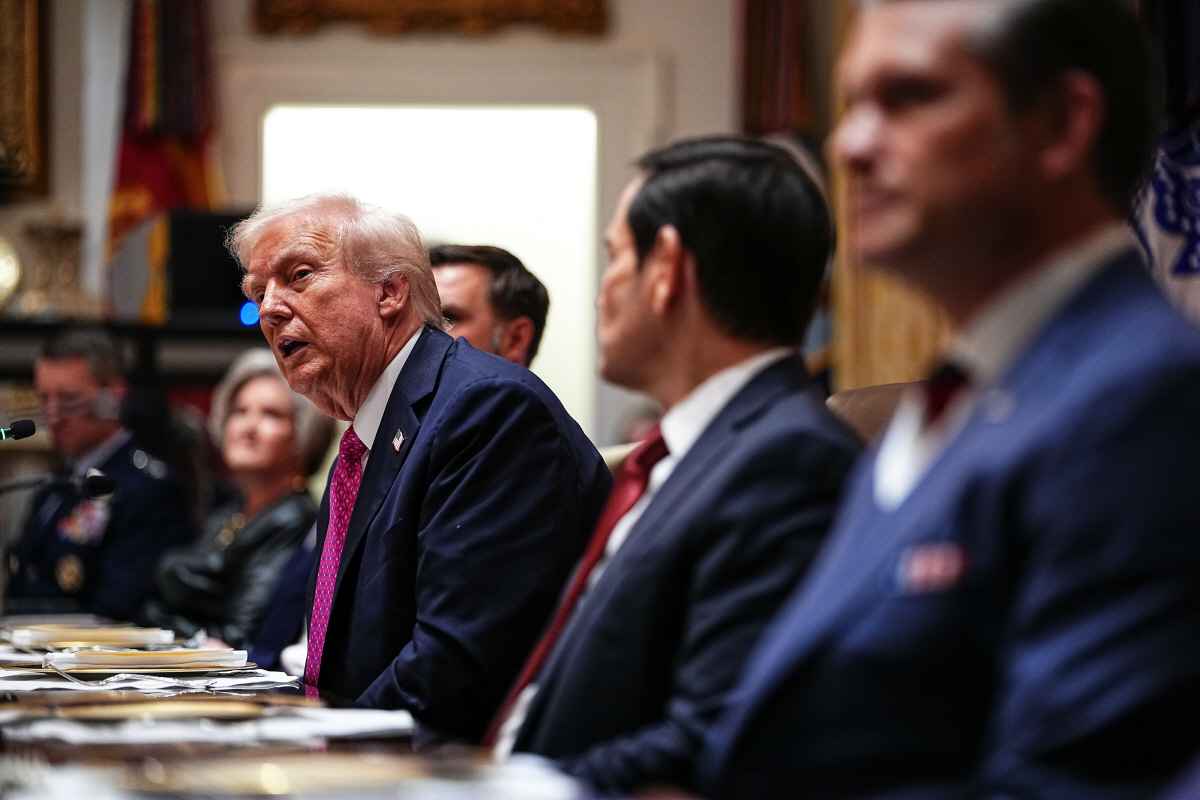 ▲도널드 트럼프 미국 대통령이 17일(현지시간) 볼로디미르 젤렌스키 우크라이나 대통령과 회담하고 있다. 워싱턴D.C./UPI연합뉴스