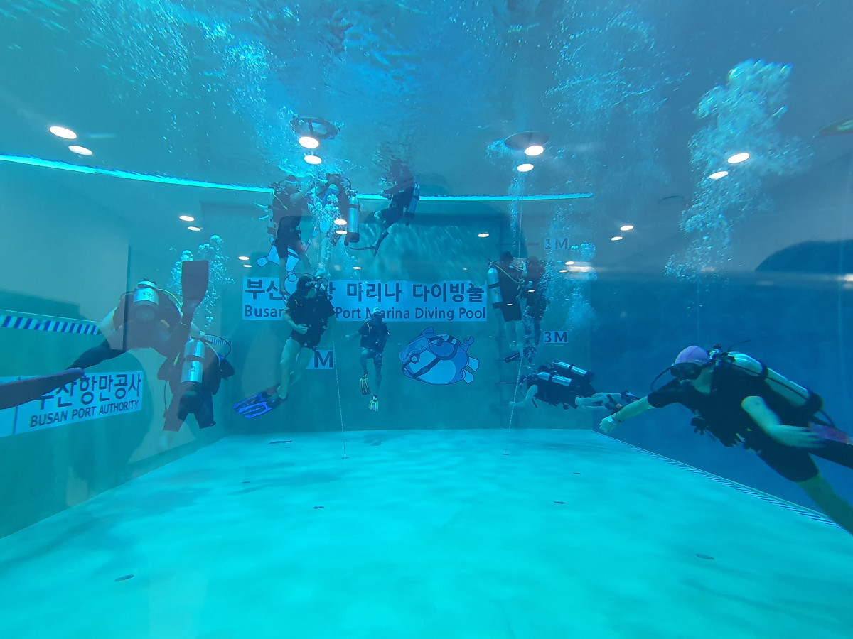 ▲척수장애인 대상 스쿠버다이밍 체험행사를 개최하고 있다.  (사진제공=부산항만공사)