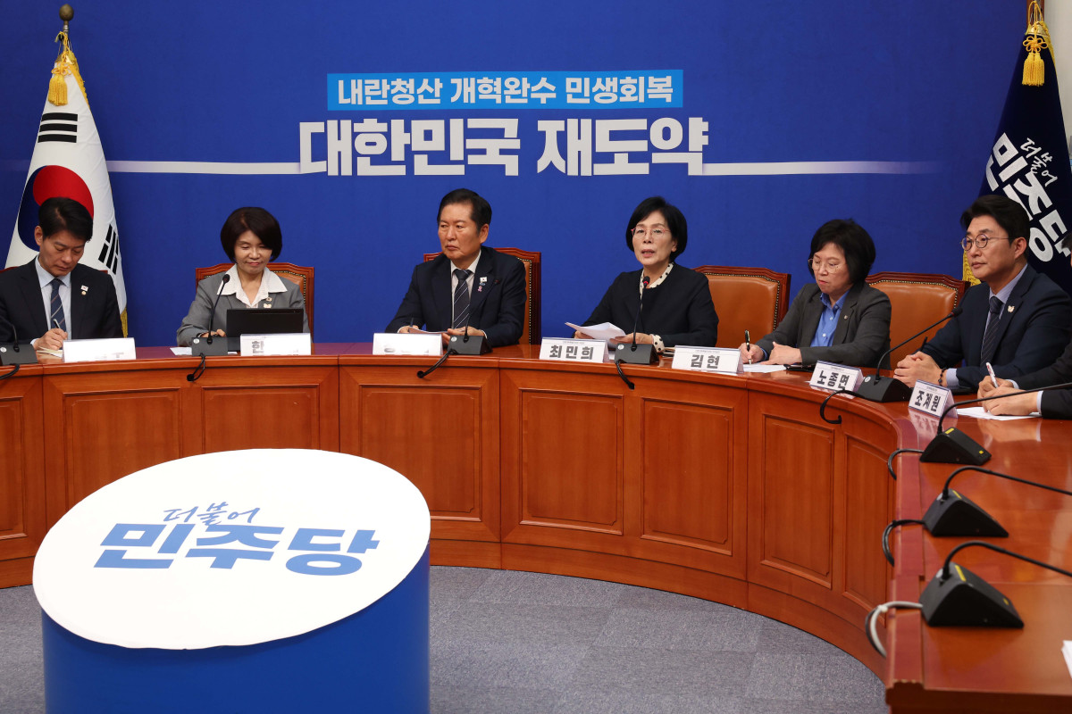 ▲최민희 더불어민주당 언론개혁특별위원회 위원장이 20일 서울 여의도 국회에서 언론개혁안을 발표하고 있다. 신태현 기자 holjjak@