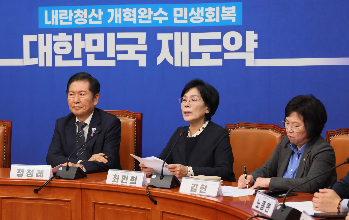 ▲최민희 더불어민주당 언론개혁특별위원회 위원장이 20일 서울 여의도 국회에서 언론개혁안을 발표하고 있다. 신태현 기자 holjjak@