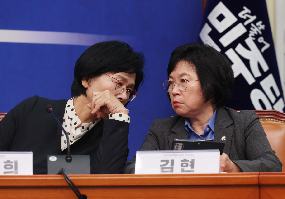 ▲최민희(왼쪽) 더불어민주당 언론개혁특별위원회 위원장과 김현 부위원장이 20일 서울 여의도 국회에서 언론개혁안을 발표에 앞서 대화하고 있다. 신태현 기자 holjjak@