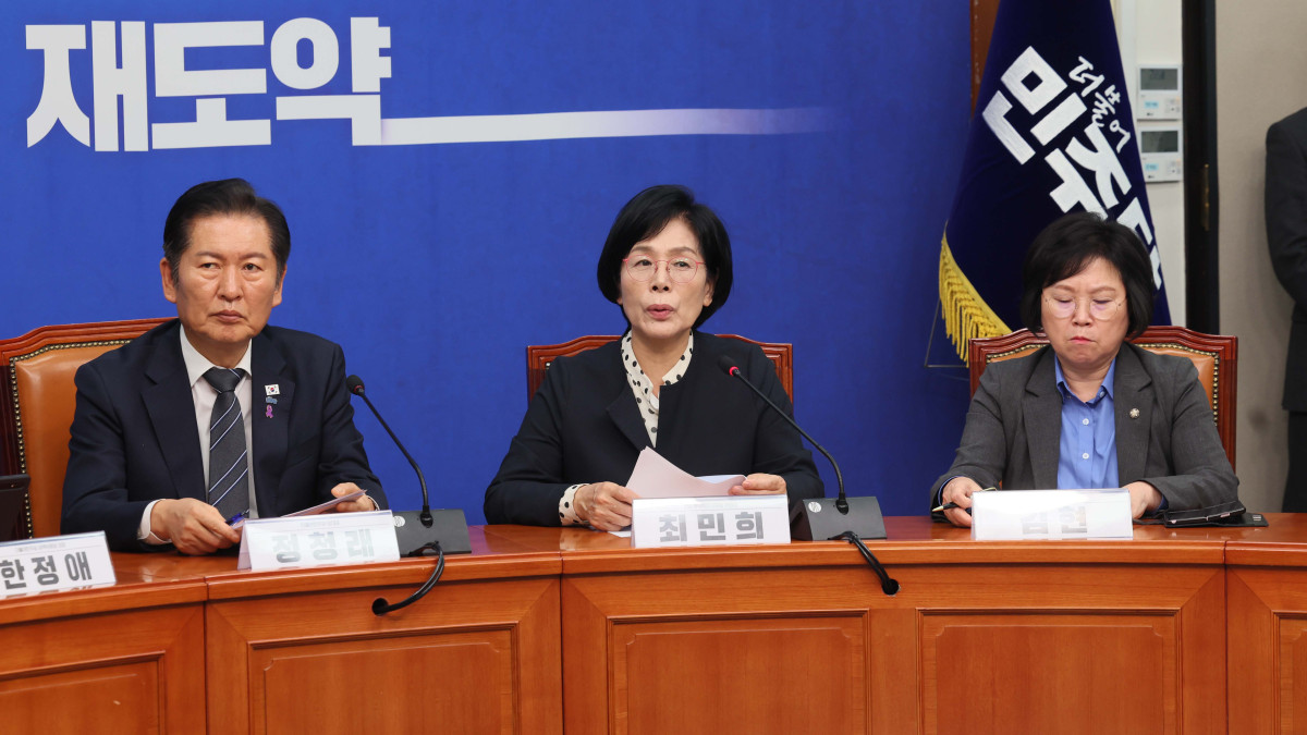 ▲최민희 더불어민주당 언론개혁특별위원회 위원장이 20일 서울 여의도 국회에서 언론개혁안을 발표하고 있다. 신태현 기자 holjjak@