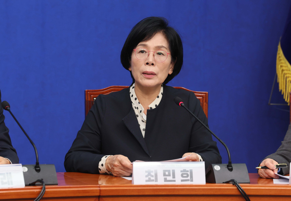 ▲최민희 더불어민주당 언론개혁특별위원회 위원장이 20일 서울 여의도 국회에서 언론개혁안을 발표하고 있다. 신태현 기자 holjjak@