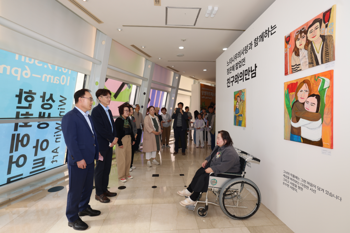 ▲한화에어로스페이스가 19일 경남 창원시에서 개최한 ‘상생 아트 페스타’에서  정은혜 작가(사진 오른쪽)가 조현준 경남 경제 통상 국장(사진 왼쪽), 박금숙 경남도립미술관장(사진 왼쪽 세번째),차준호 한화에어로스페이스 구매실장(사진 왼쪽 두번째)에게 미술 작품 설명을 하고 있다. (사진= 한화에어로스페이스)