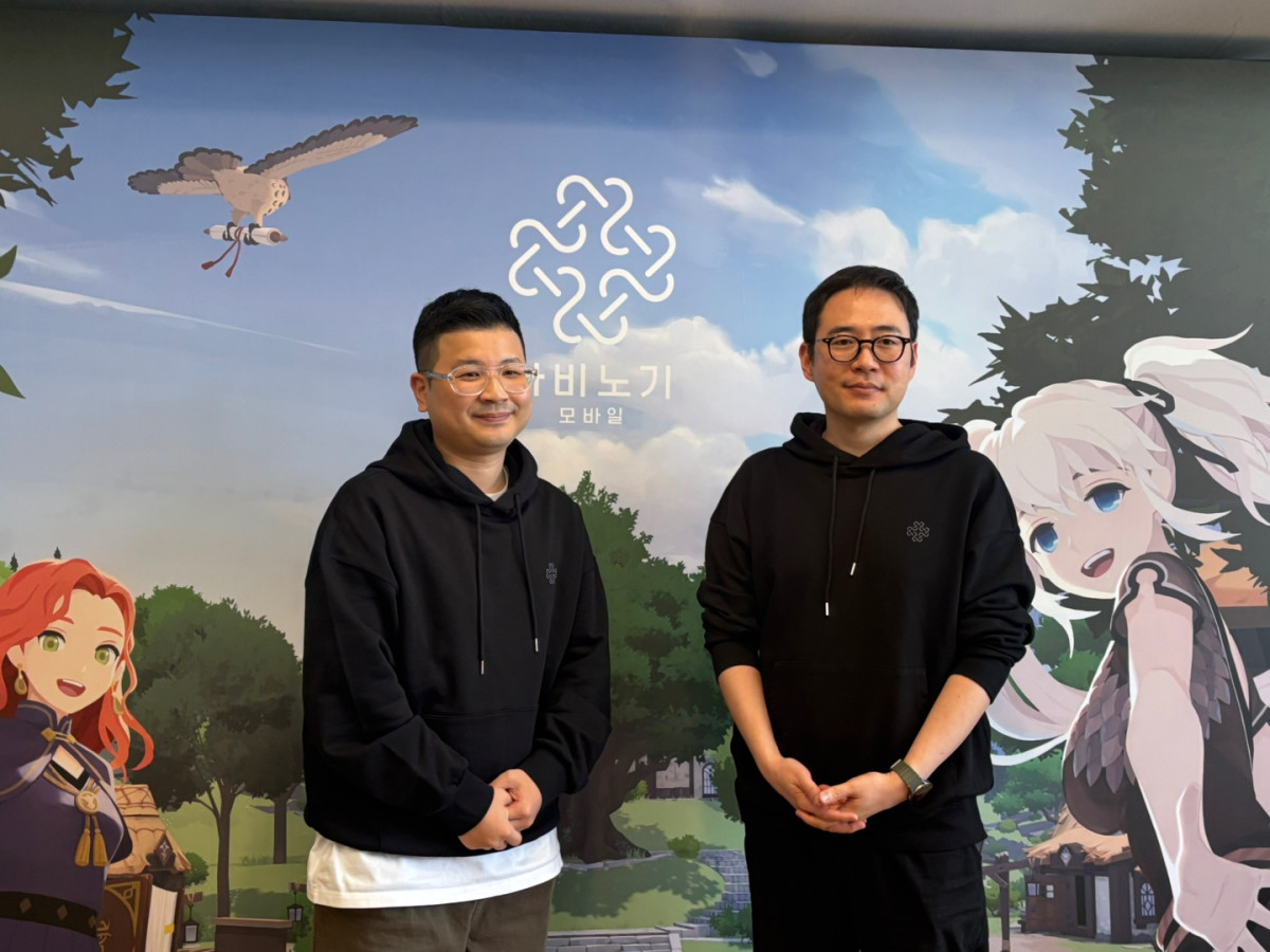 ▲강민철 넥슨 마비노기 모바일 사업실장(왼쪽)과 이진훈 데브캣 마비노기 모바일 디렉터가 20일 성수동 KT&G 상상 플래닛에서 진행된 마비노기 모바일 기자간담회에서 기념사진을 찍고 있다.  (김나리 기자)