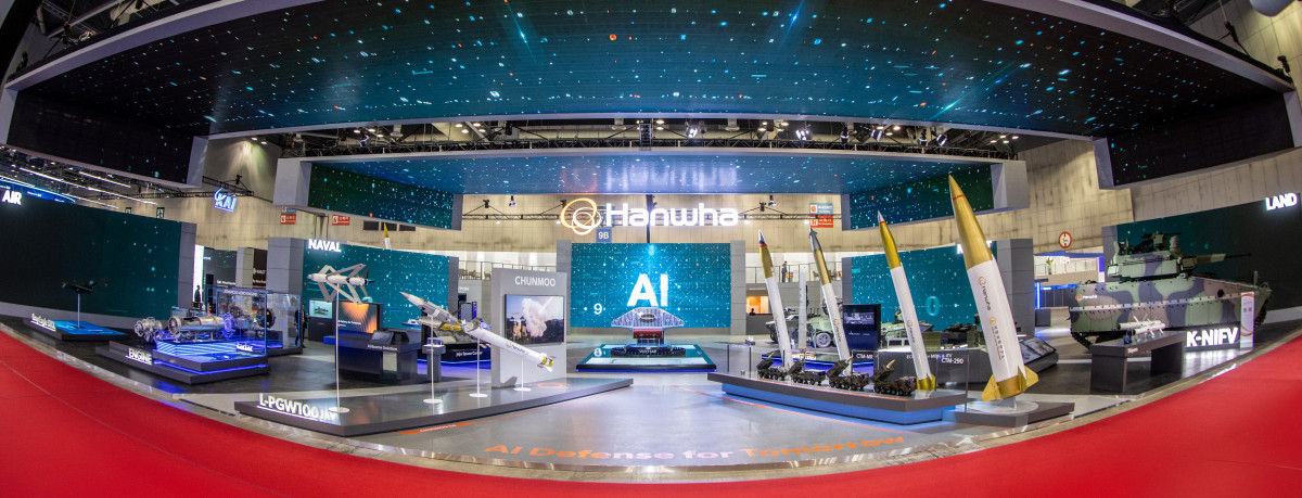 ▲한화 방산 3사가 일산 킨텍스에서 열린 ADEX 2025에 참가해 최첨단 K-방산 미래 전장 솔루션을 선보이고 있다. (사진= 한화시스템)