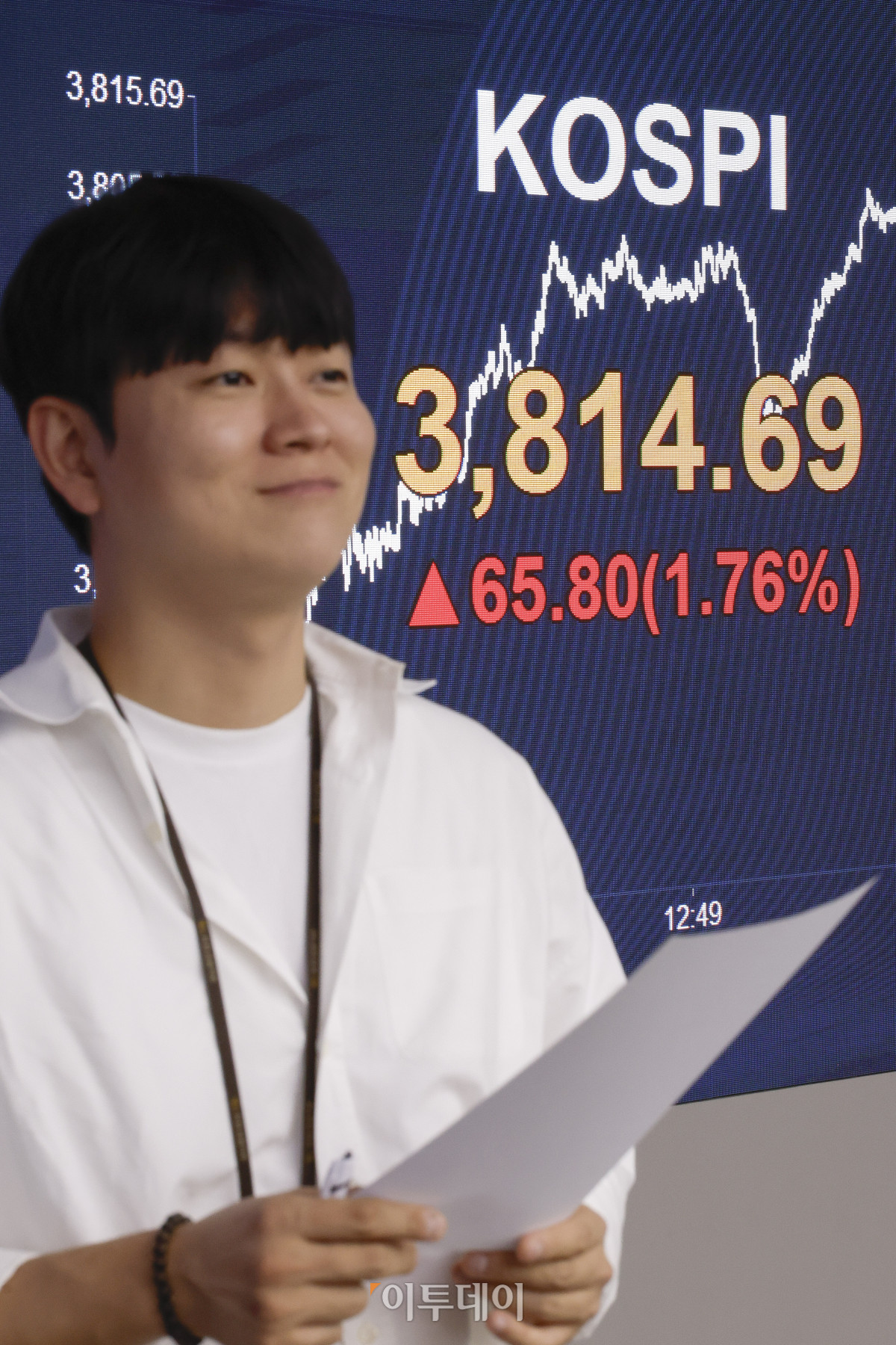 ▲코스피가 종가 기준 사상 처음으로 3800선을 돌파한 20일 서울 영등포구 KB국민은행 딜링룸 전광판에 코스피가 표시돼 있다. 이날 코스피 지수는 전 거래일보다 65.80(1.76%) 포인트 상승한 3814.69를 나타냈다. 조현호 기자 hyunho@