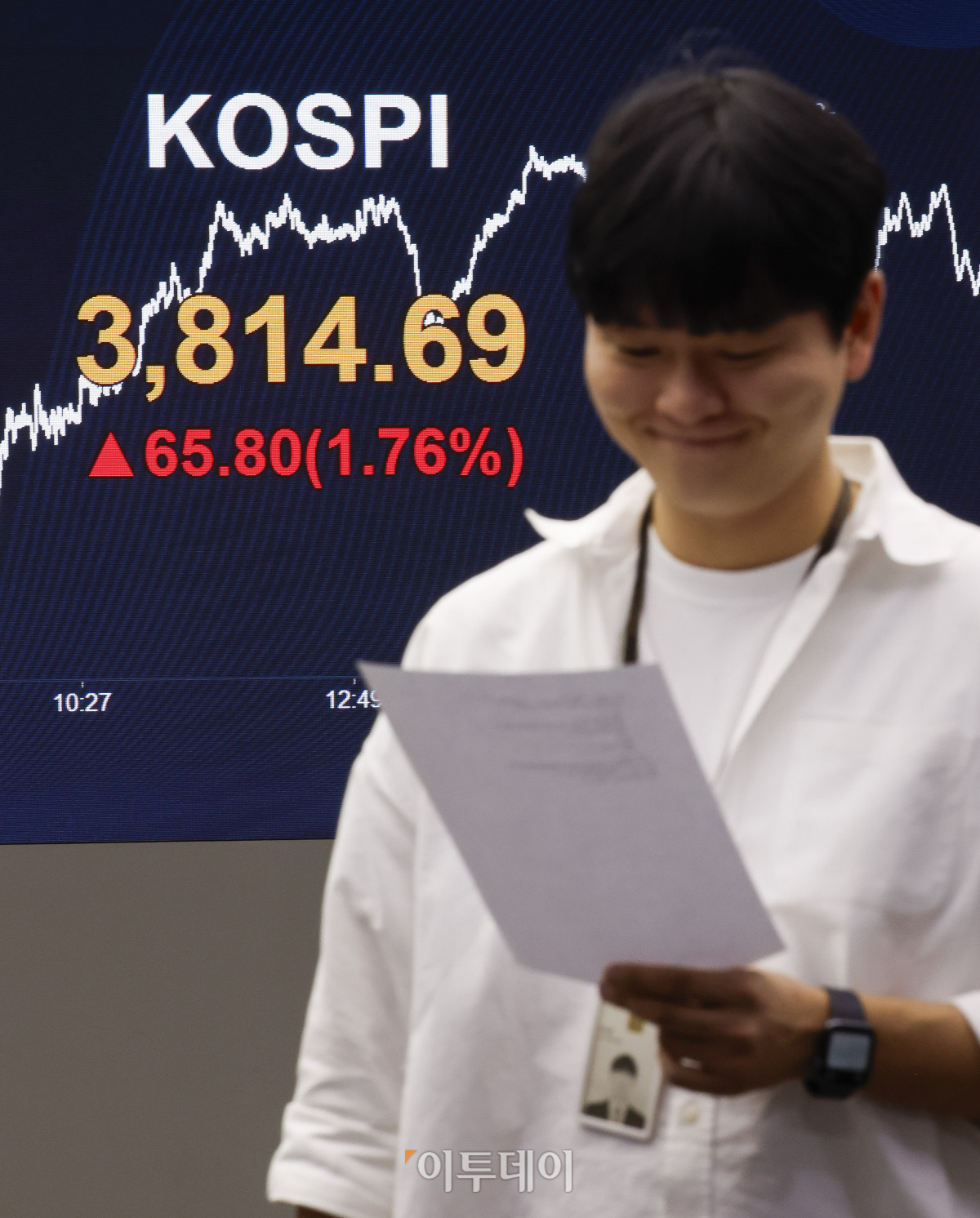 ▲코스피가 종가 기준 사상 처음으로 3800선을 돌파한 20일 서울 영등포구 KB국민은행 딜링룸 전광판에 코스피가 표시돼 있다. 이날 코스피 지수는 전 거래일보다 65.80(1.76%) 포인트 상승한 3814.69를 나타냈다. 조현호 기자 hyunho@