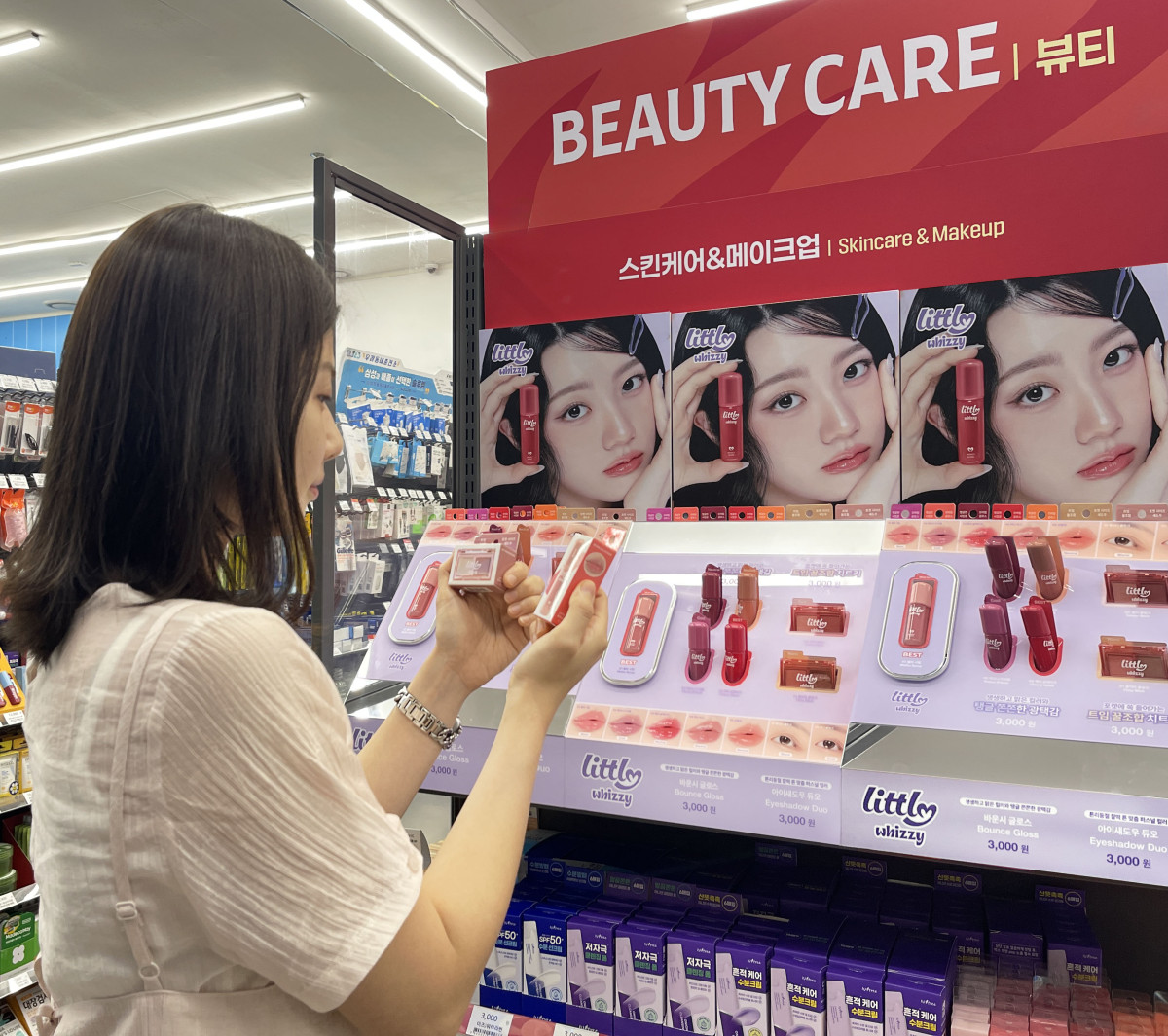 ▲GS25에서 모델이 뷰티 카테고리 전문 매대 앞에서 상품을 살펴보고 있다. (사진제공=GS리테일)