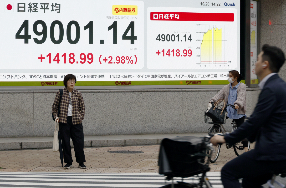 ▲20일 일본 도쿄 주식 표시판 앞에 사람들이 서 있다.  (도쿄/EPA연합뉴스)