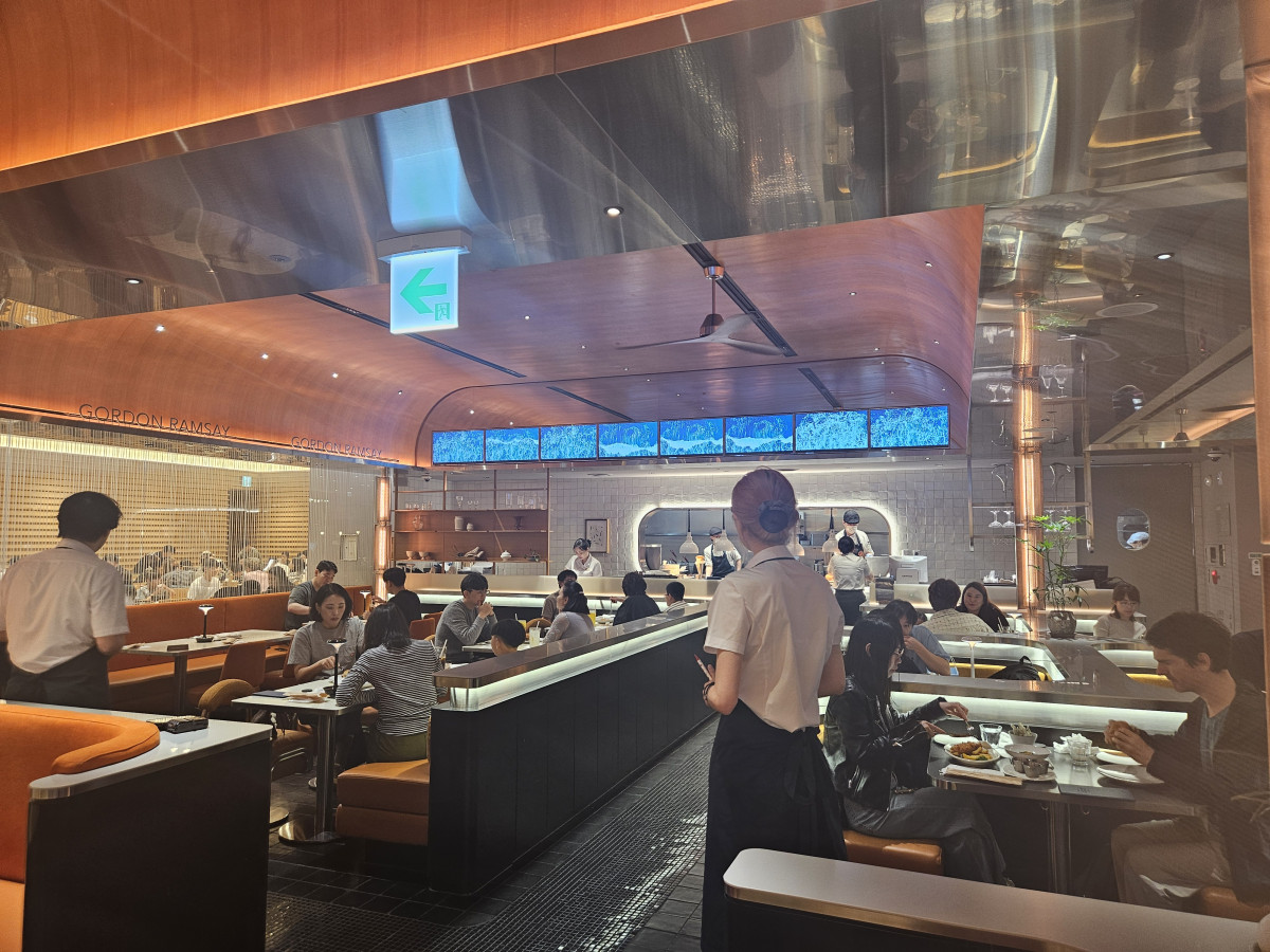 ▲18일 오후 12시 30분께 부산 신세계백화점 센텀시티점 지하 1층 '메뉴 바이 고든램지 - 부산' 매장. 사진=윤혜원 기자