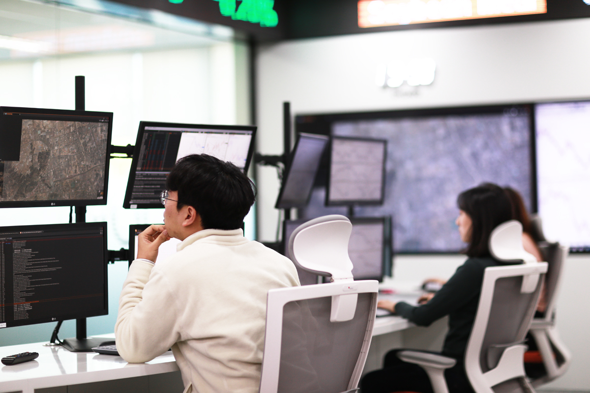 ▲CJ제일제당 글로벌 MI(Market Intelligence)룸에서 실시간 원자재 가격을 모니터링하고 있는 MI팀원들. (사진제공=CJ제일제당)