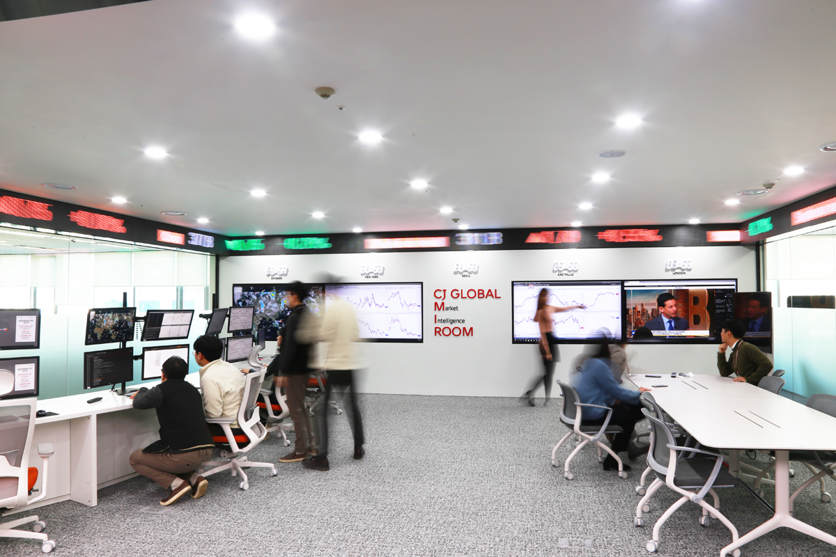 ▲CJ제일제당 글로벌 MI(Market Intelligence)룸에서 MI팀원들이 분주하게 일하고 있다.  (사진제공=CJ제일제당)