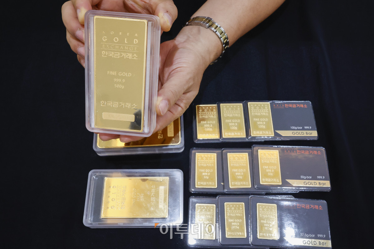 ▲국제 금값이 온스당 3600달러를 돌파하며 또다시 사상 최고치를 경신했다. 8일(현지시간) 로이터 통신에 따르면 금 현물 가격은 런던금시장협회(LBMA)에서 한때 온스당 3646.29달러에 거래되며 사상 최고가를 기록했다. 시카고상품거래소(CME)에서 거래된 금 선물 근월물(12월분) 가격은 전날보다 0.7% 상승한 온스당 3677.40달러에 거래를 마쳤다. 9일 서울 종로구 한국금거래소에서 관계자가 골드바를 정리하고 있다. 조현호 기자 hyunho@