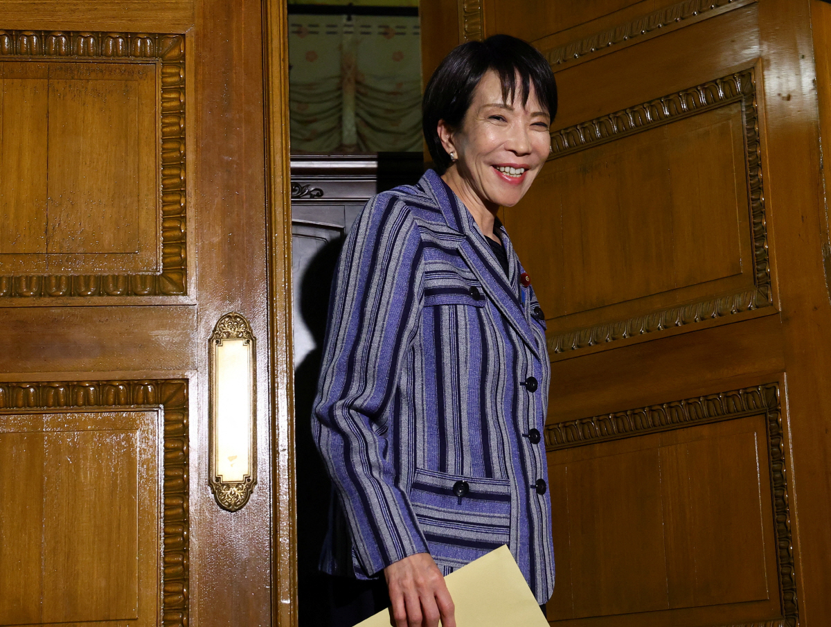 ▲다카이치 사나에 일본 자민당 총재가 17일 도쿄에서 일본유신회의 후지타 후미다케 공동 대표와의 회동을 마치고 회담장을 나가고 있다.  (도쿄/로이터연합뉴스)