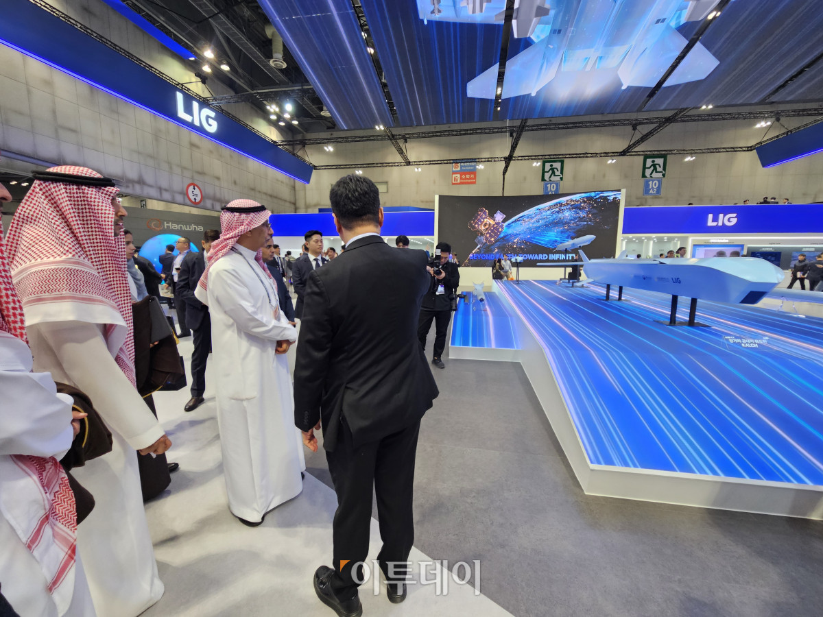 ▲사우디아라비아 군 관계자들이 20일 경기 고양시 킨텍스에서 열린 '서울 ADEX 2025' LIG넥스원 부스를 찾아 설명을 듣고 있다. (정진용 기자 jjy@)