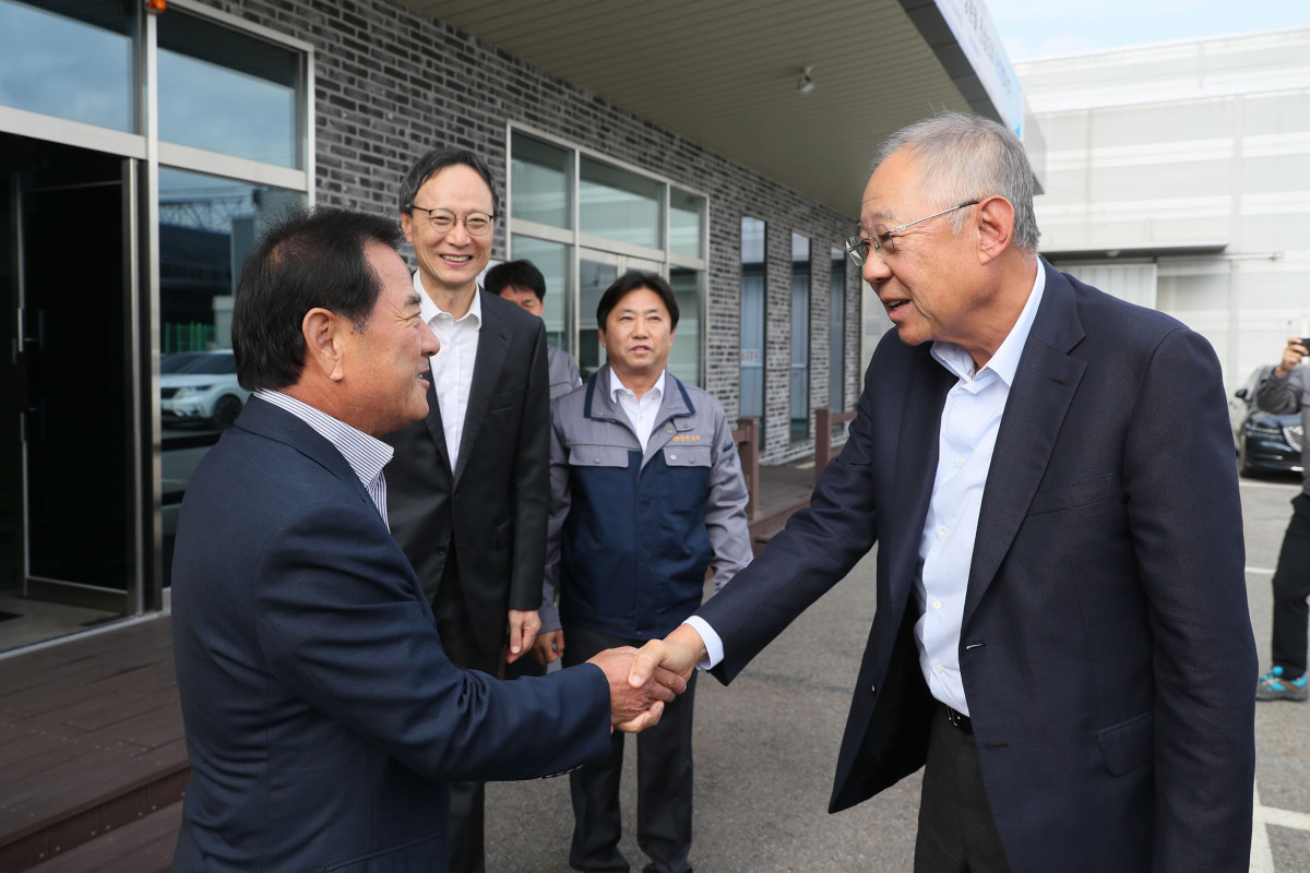 ▲류진 한경협 회장이 20일 경기도 평택에 있는 경영자문 우수기업 ㈜청우코아를 방문해 이보영 ㈜청우코아 회장과 악수하고 있다. 류진 한경협 회장은 현장의 목소리를 듣고 수출 확대와 ESG경영 구축 성과를 거둔 ㈜청우코아 임직원의 노고를 격려했다. (한경협)