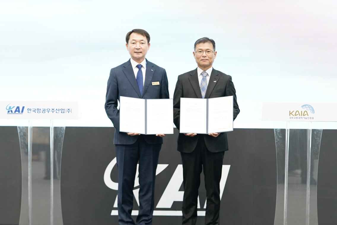 ▲차재병 KAI 대표이사와 김정희 KAIA 원장. (KAI)