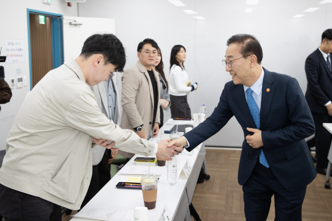 ▲김윤덕 국토교통부 장관(오른쪽)이 '전세사기 피해자 단체'와 만나 악수를 하고 있다. (사진제공=국토교통부)