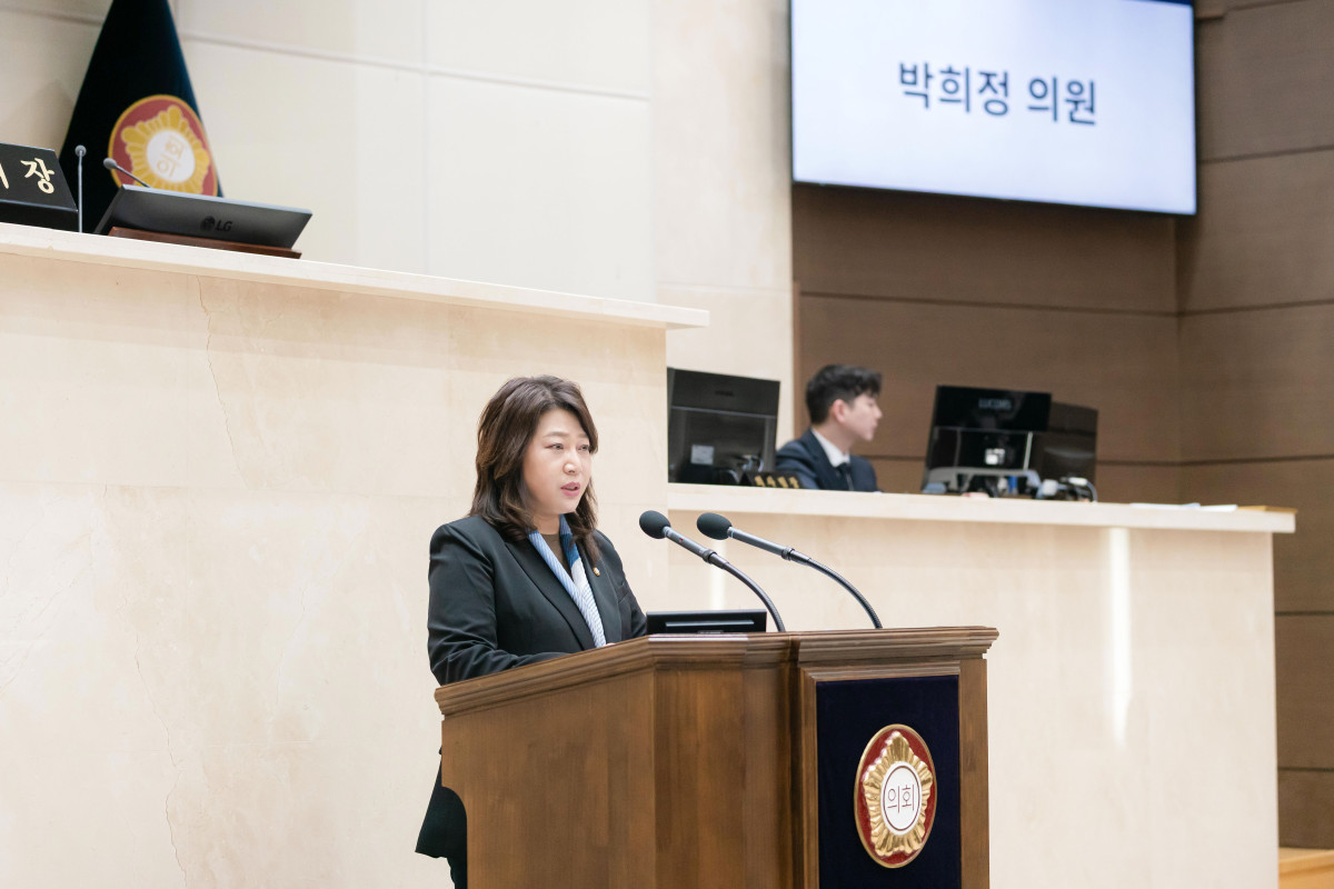 ▲박희정 용인특례시의회 의원이 회의실 연단에서 한국민속촌 인근 교통정체 문제 대응을 촉구하며 연설하고 있다. (용인특례시의회)