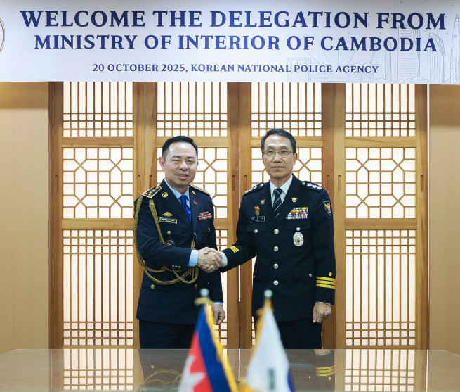 ▲유재성 경찰청장 직무대행(오른쪽)과 찌어 뻐우 캄보디아 경찰청 차장이 20일 서울 서대문구 경찰청에서 열린 양자회담에서 악수하고 있다. (사진제공=경찰청)