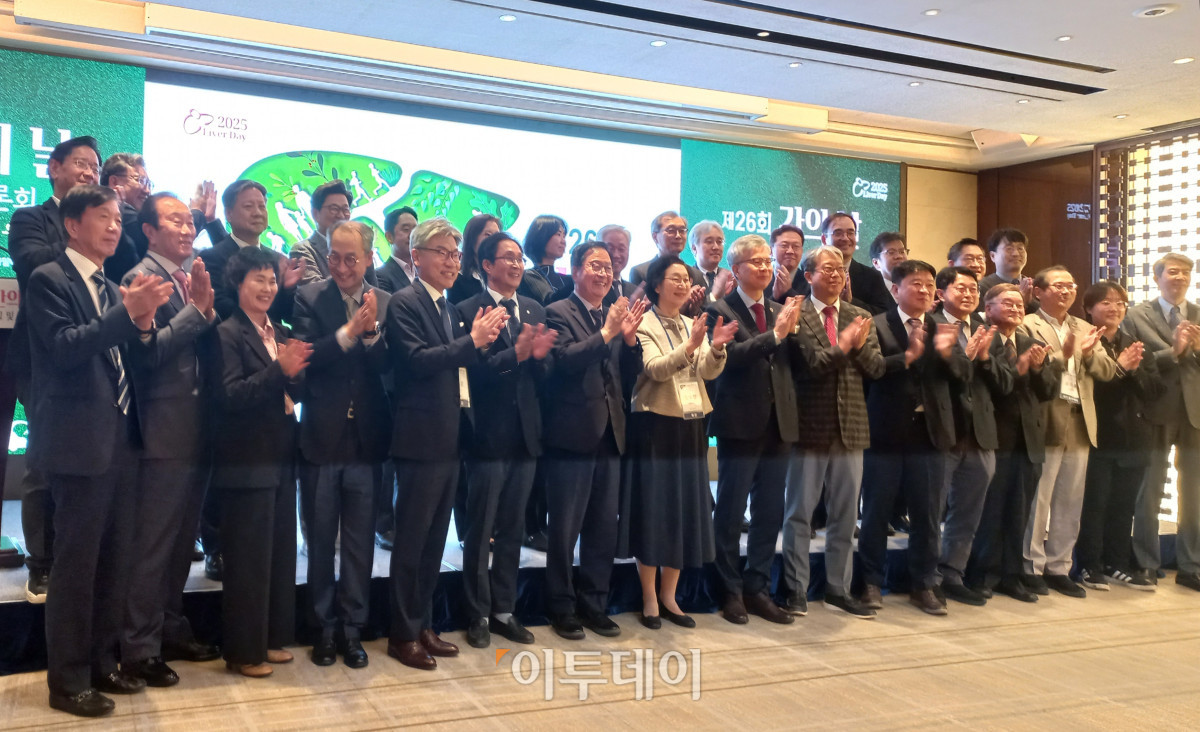 ▲20일 서울 중구 웨스틴조선서울에서 ‘제26회 간(肝)의 날’ 기념식 및 토론회가 개최된 가운데 한국간재단과 대한간학회 관계자들이 보건복지부 장관 표장과 공로상 수상자들과 기념 사진을 촬영 중이다. (한성주 기자 hsj@)