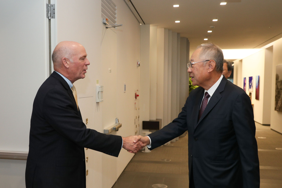 ▲류진 한경협 회장이 20일 FKI타워 한국경제인협회를 방문한 그렉 지안포르테 몬태나 주지사와 악수하고 있다. 몬태나주 사상 최대 규모 방한 사절단이 참석한 이번 리셉션은 한국과 몬태나주 간 경제 협력 확대를 위한 교류 및 네트워킹을 촉진하기 위해 마련되었다. (한경협)