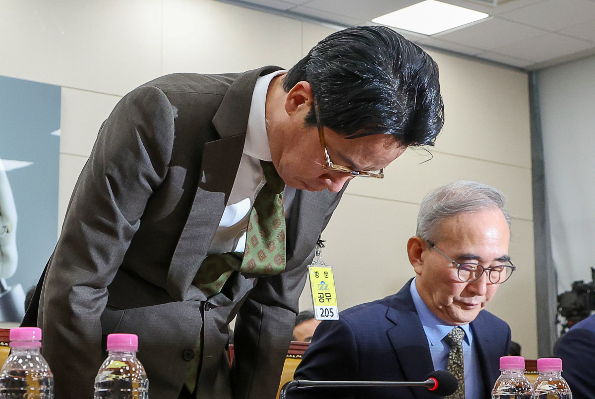 ▲조좌진 롯데카드 대표이사가 지난달 24일 오전 서울 여의도 국회 과학기술정보방송통신위원회 전체회의에서 열린 대규모 해킹사고(통신·금융) 관련 청문회에서 고개 숙여 인사하고 있다. (사진=뉴시스)