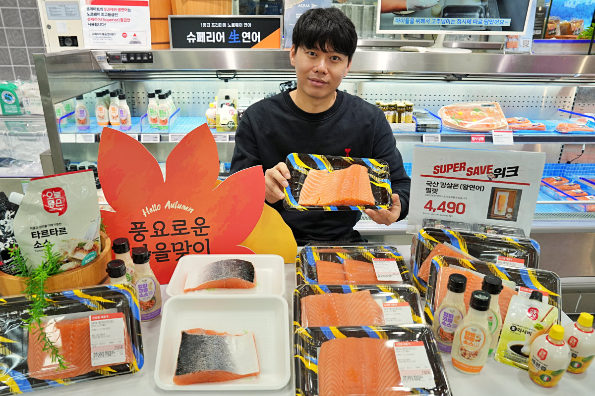 ▲20일(월) 서울시 송파구에 위치한 롯데마트 제타플렉스 잠실점 수산 코너에서 국산 연어를 홍보하는 조성연 MD의 모습 (사진제공=롯데마트)