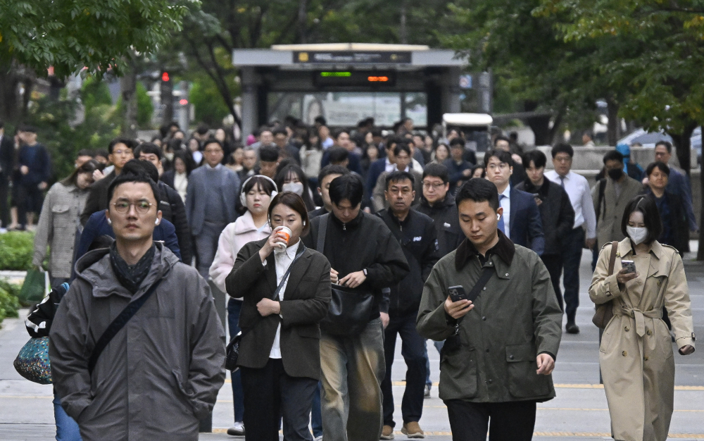 ▲서울의 아침 최저기온이 5도까지 떨어지는 등 추운 날씨를 보인 20일 서울 영등포구 여의도역 일대에서 두꺼운 외투를 입은 시민들이 출근길 발걸음을 재촉하고 있다. (이투데이DB)